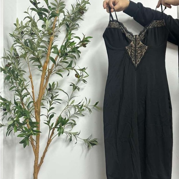 Elegant Black Lace Nightgown - Picture 6 of 9